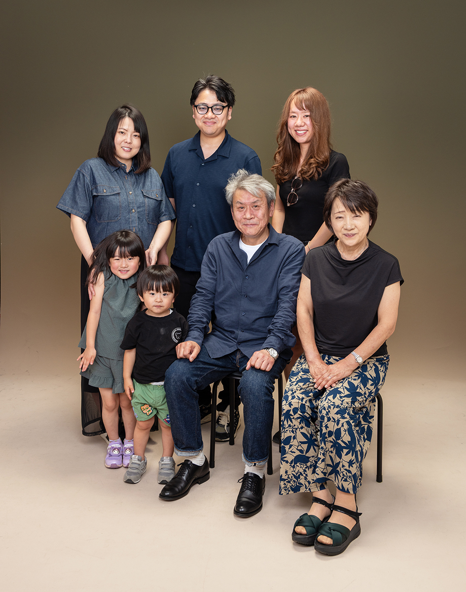 幼稚園 ピアノ教室 小学校 中学校 高校も近所で同じ小海線で通った友人。ご主人のお祝いの記念に声をかけていただきご家族の記念写真を撮らせていただきました。歳を重ねておだやかで幸せな様子を撮らせていただくことの写真館としての幸せを感じさせていただきました。