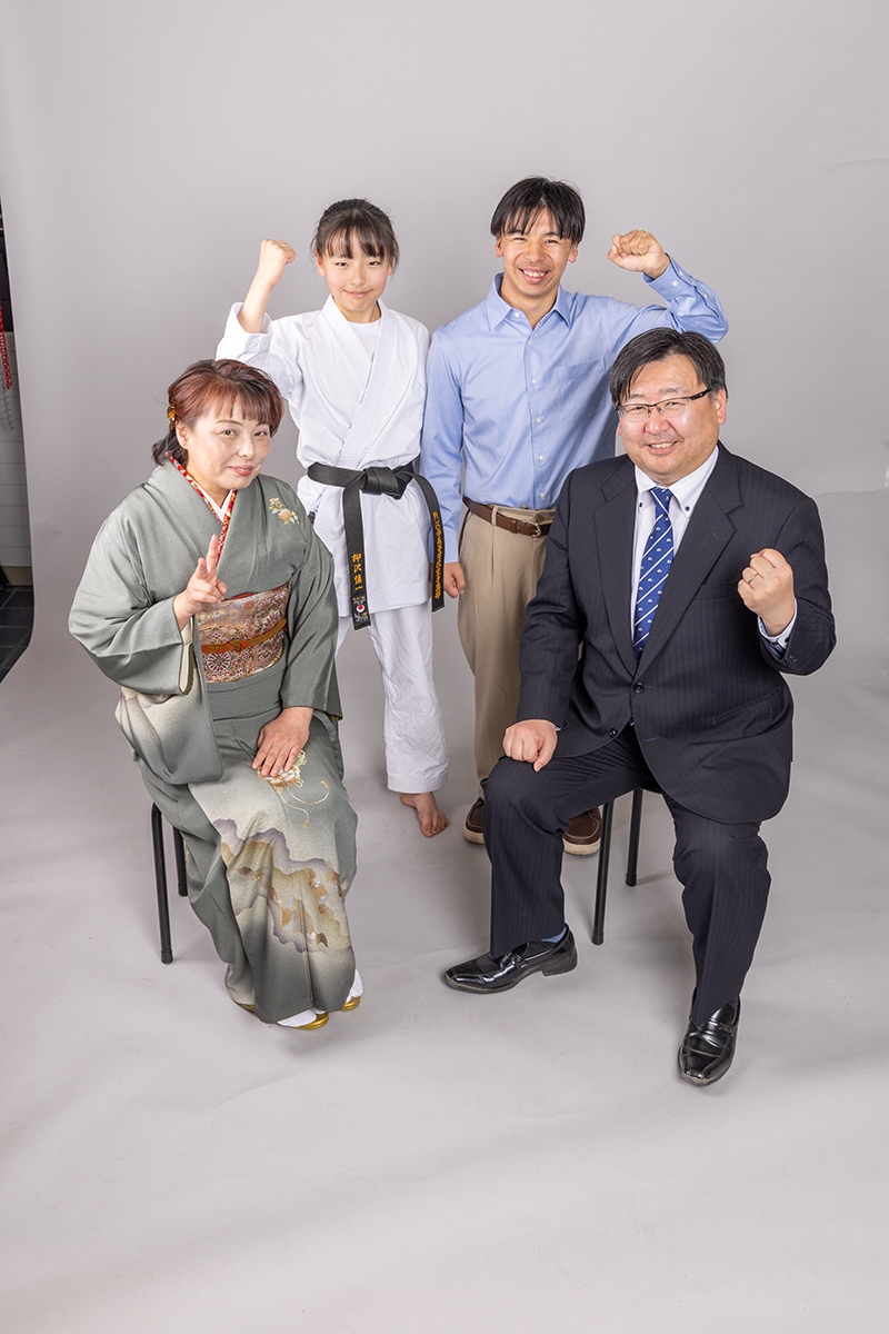 同じ空手の先生のお弟子さんの頼もしいお父様 おおらかで楽しそうななお母様 笑顔が素敵なお兄様 中学校の入学の記念におでかけいただきました。